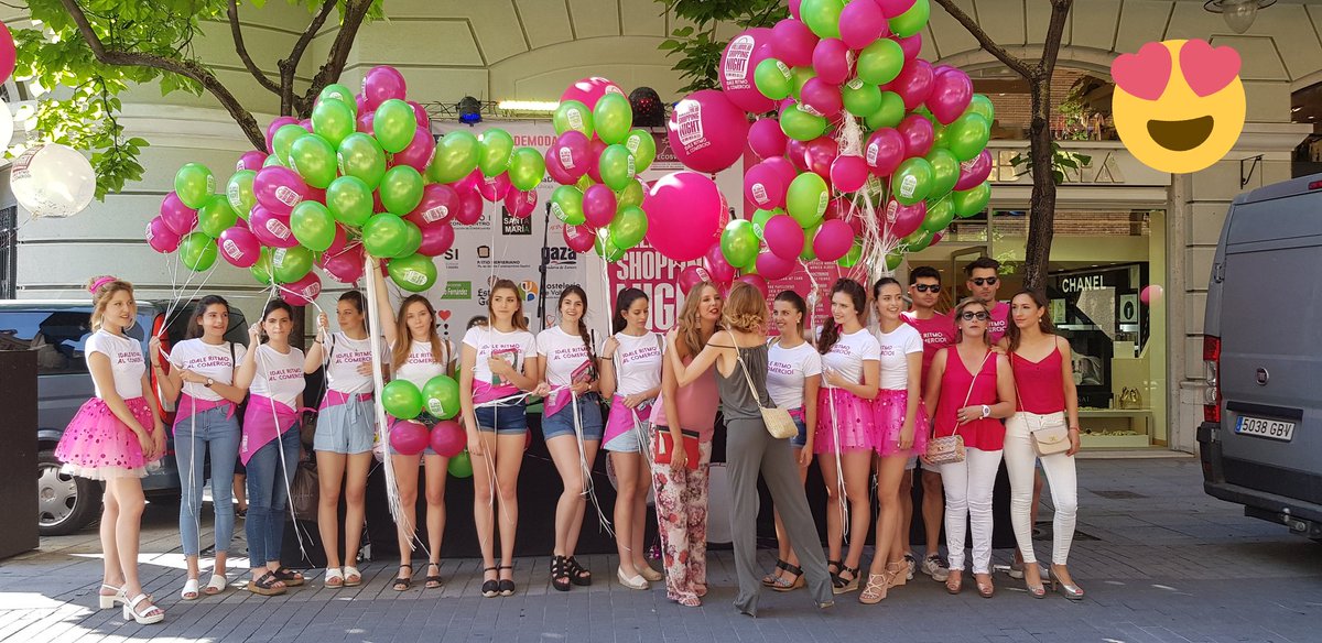 Disfrutando de la #shoppingnight de #Valladolid con nuestros guap@s azafat@s!!! Dando la bienvenida a nuestra amiga #sandraibarra <a href="/luyk_e/">Estefania Luyk</a> <a href="/fundacionsi/">Fundación Sandra Ibarra</a> <a href="/fecosva/">FECOSVA</a> #globos #diversion #compras #daleritmoalcomercio