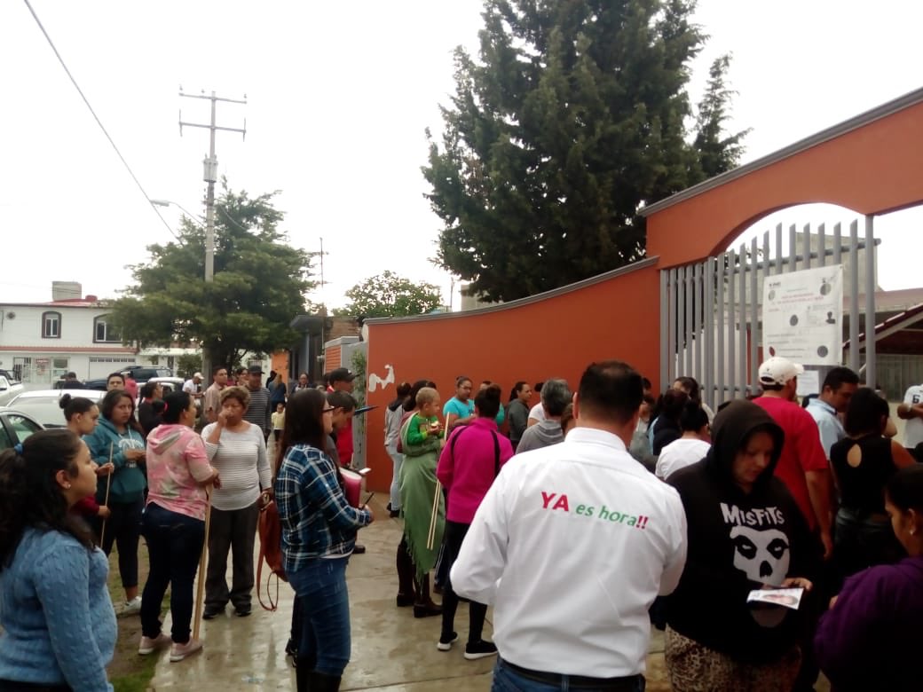 yanez_arturo's tweet photo. Cada día son más las madres de familia del #2D que van con nosotros porque buscamos lo mismo:
Que sus hijos vivan mejor. #VotaYAñez https://t.co/PLai9zthcK
