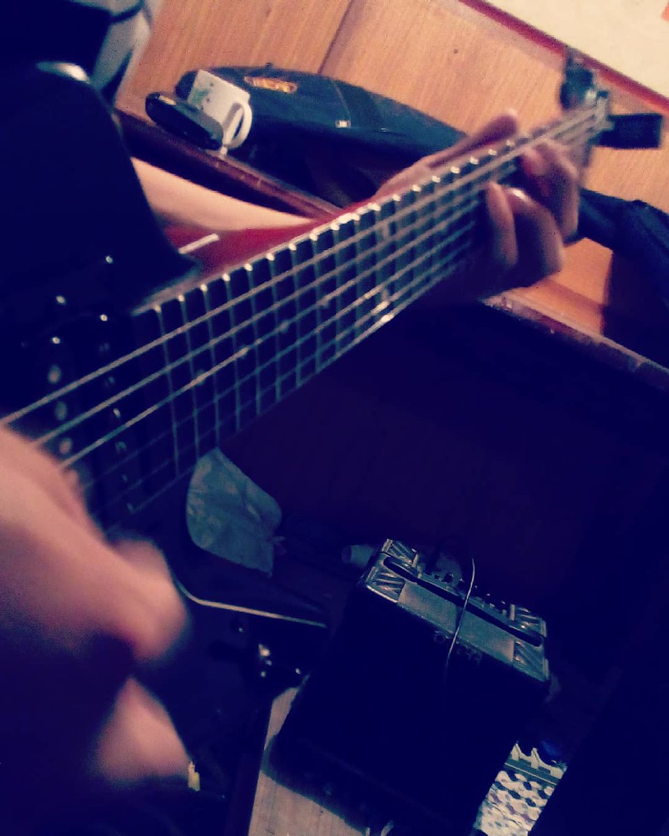 ExceptorO's tweet photo. Alessandro Yoshinaga compondo seu solo para Who am I?...bastard.

#AlessandroGuitar #AnderBass #PauloIron #explorer #homestudio #WhoAmIBastard #Exceptor #Thrash_metal #heavy_metal #esseanosai https://t.co/6CnPu2qYSF