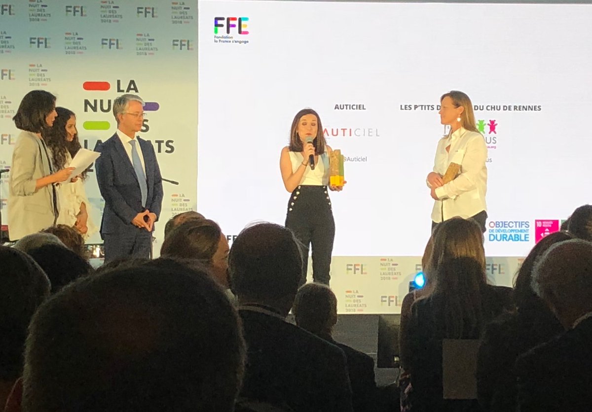 PDoudous's tweet photo. Une grande fierté pour le #GroupeDoudou et nos 43 associations #Ptitsdoudous en France de remporter ce 1er prix #FFE2018 de 300.000€ remis par Oulaya Amamra , actrice et Jean-Laurent Bonnafé 
DG @mabanque_bnpp
@LaFrancesengage @fhollande
 #santé #enfants #hôpital #innovation https://t.co/ysVquutG1o