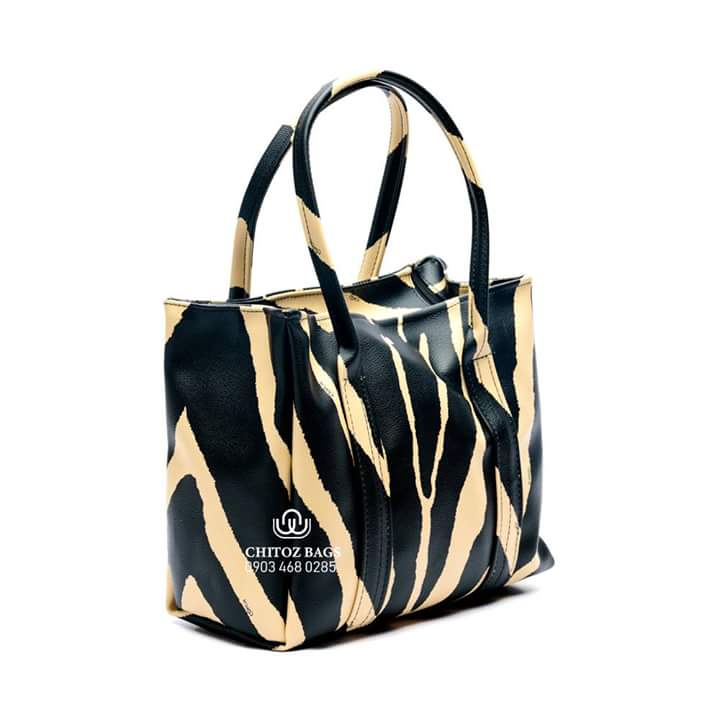 chitozbags's tweet photo. You don't have to carry a designer bag that costs more than a car to look cool! Order for your customized bags and sourvenirs!
Order yours now. 
Call 0903 468 0285 to order yours

#HandyBags #CustomMadeBags #StrongTrendyBags #ChitozBags https://t.co/iz7jvPSv1t