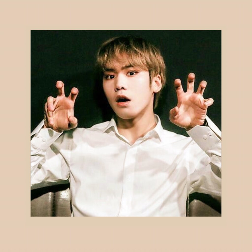 astrolvr's tweet photo. the "rawr xD" energy coming through 
#arohaselcaday https://t.co/x2k401oUwv