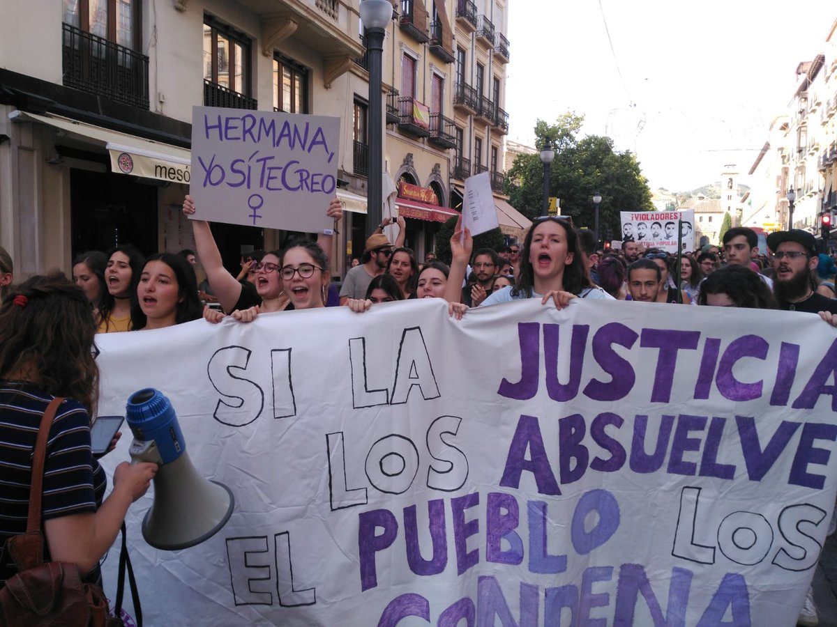 mujerpcaGR's tweet photo. ¡Este es el clamor de un pueblo que pide justicia!
¡Mujeres en la calle, contra la justicia patriarcal, que libera a violadores!
Así estaban, las calles de #Granada, hoy, contra la puesta en libertad de #LaManada https://t.co/dBTlrpA9pb