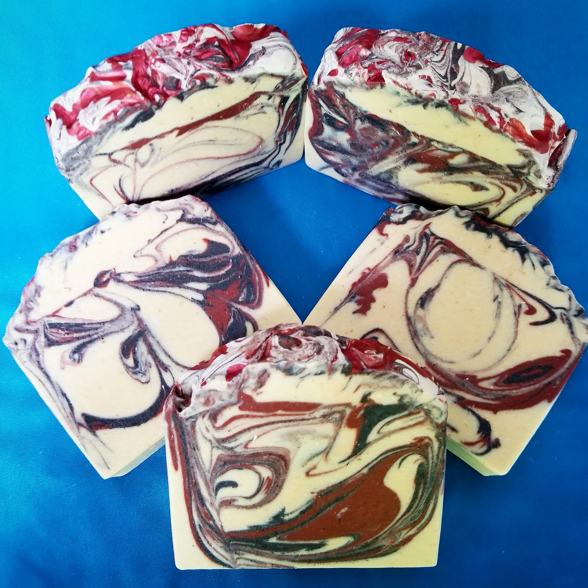 OceanBlueSC's tweet photo. #Cedarwood #AllNatural #HandmadeSoap
Such a classic #manscent and a favourite of our male clients... They buy this stuff by the loaf! #CedarwoodEssentialOil
#ActivatedCharcoal cleanses &amp; remove impurities
Plus #oliveoil #coconutoil &amp; #sheabutter 
#HamOnt #thesix #toronto https://t.co/FPCT32hzmk