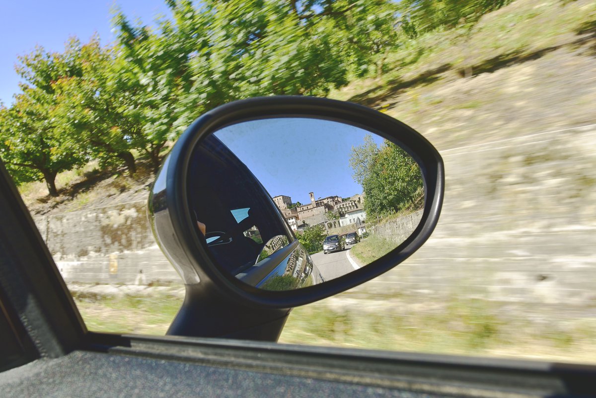 - ENG - The work week is already in the rear view mirror... where will the week-end take you?
- ITA - La settimana lavorativa è già "nello specchietto retrovisore"... dove vi porterà questo week-end?
- RUS - Рабочая неделя уже в зеркале заднего вида... куда вас заведет уикенд?