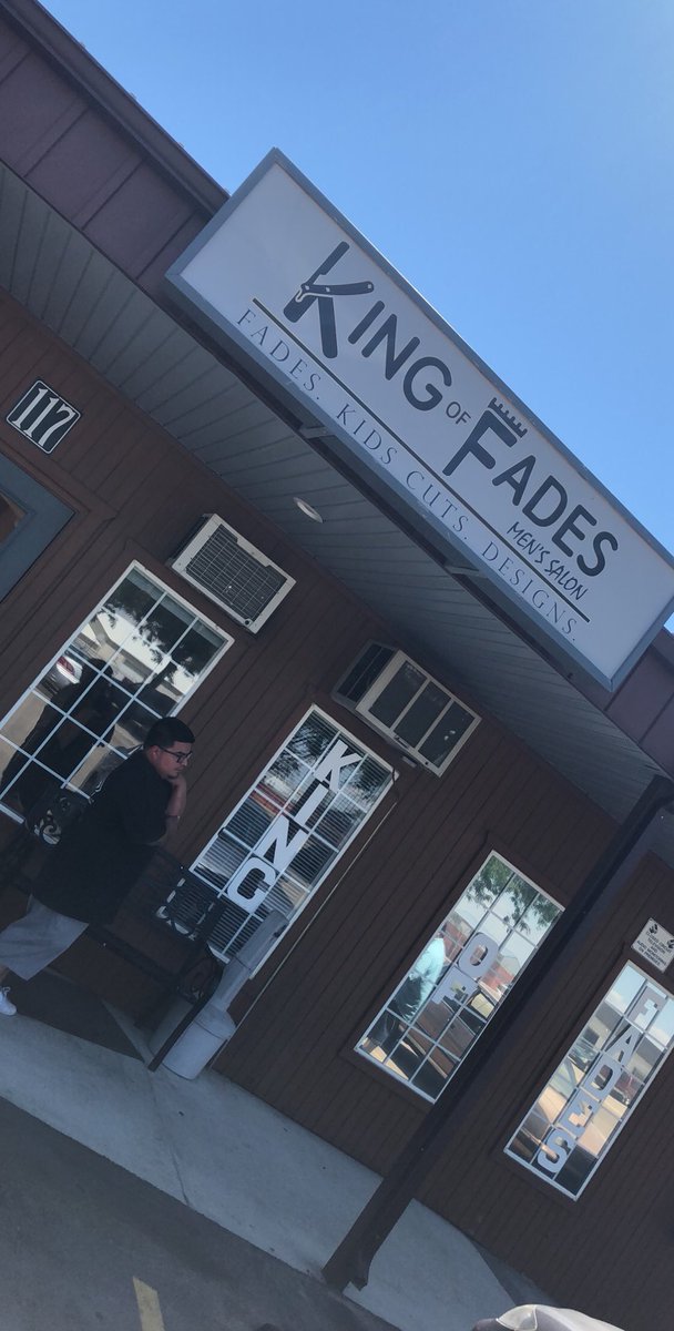 EdgarTeranCDL's tweet image. Out here doing #TableEvent For #SprintSaturday at King of fades barbershop @PaulRangel87 @DEVINPOLK3 @JamesLeeWC @wl_byoung