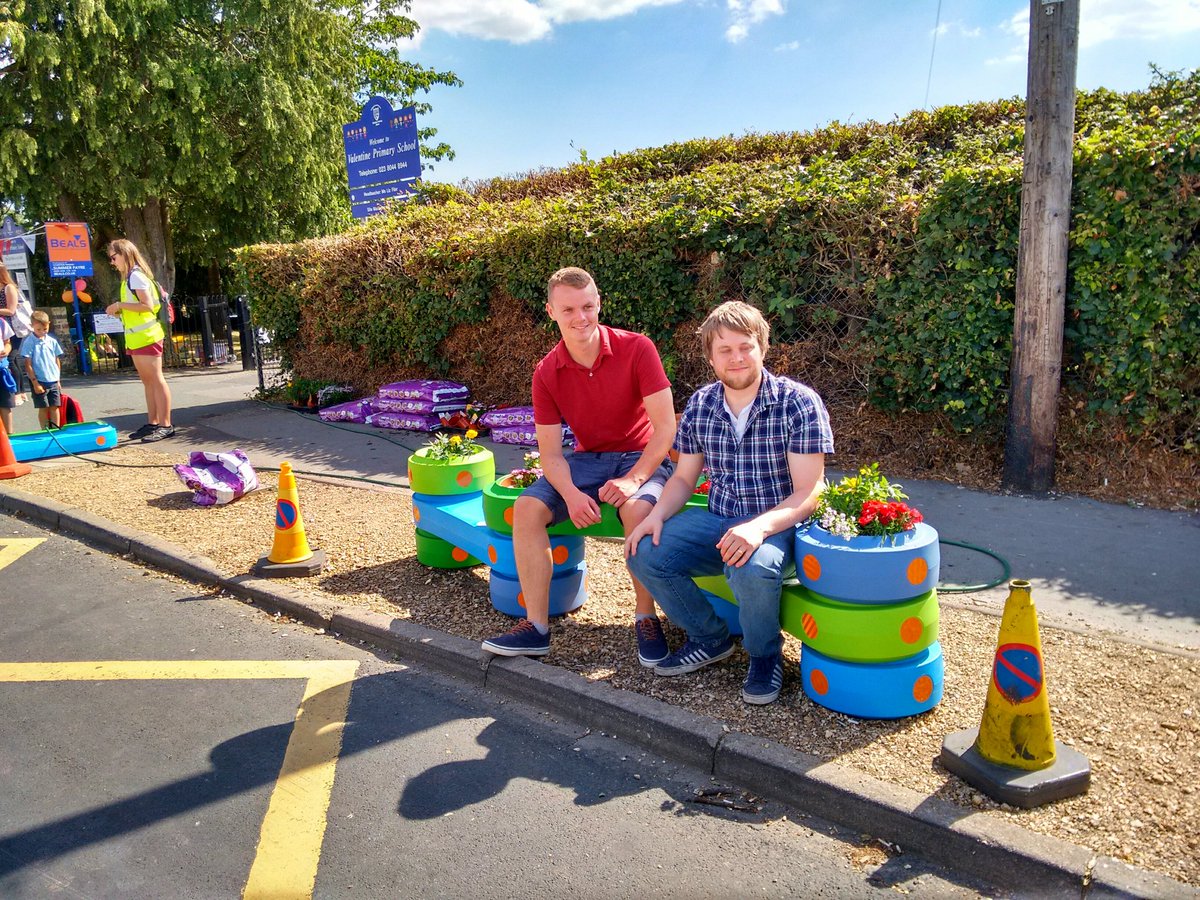 Great street trial today outside Valentine Primary in #Southampton, testing co-designs for #ChildFriendlyStreets & creating safer streets for all! #placemaking #community #colour #streetsforall @SustransSW @SouthamptonCC  @MyJourneyHants @EuMetamorphosis @uos_trg @montysbikehub