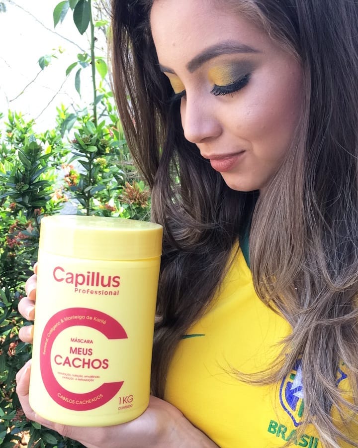 Capilluspro's tweet image. Cacheada lindaaaaa! 😍 Que tal curtir os jogos da nossa seleção brasileira  de cabelos bem definidos com #MeusCachos?! 👌 Se joga e arrase! 👏

#meuscachos #capillus #copadomundo #selecaobrasileira #cabelo #cacheada