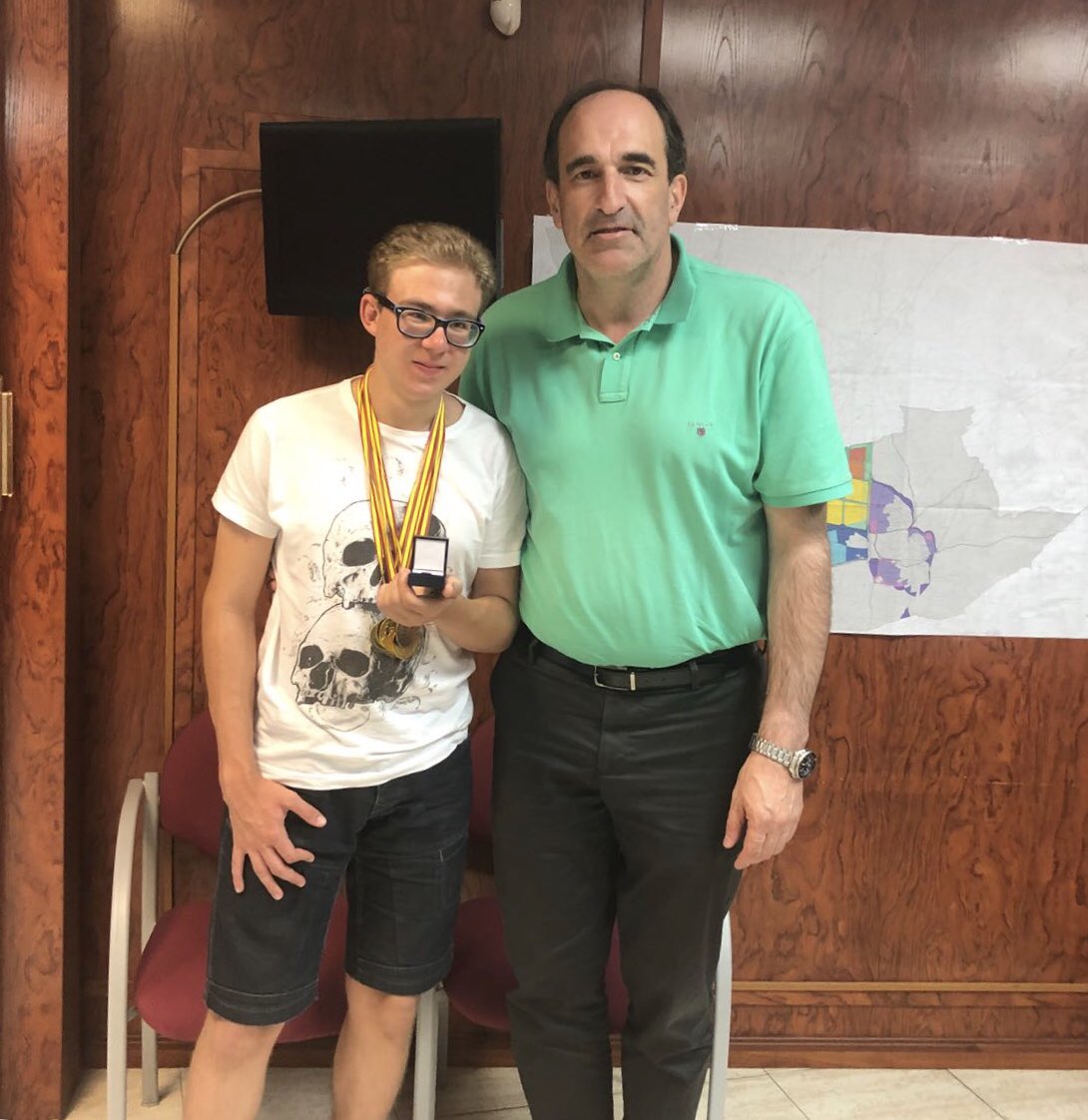 cesarpuebla7's tweet photo. Hoy hemos recibido a nuestro vecino Javier Madrigal Medalla de Oro en 400 m y 100 m y Plata en Longitud en el Campeonato de España para Deportistas Ciegos de Atletismo para Menores.
¡Enhorabuena Campeón!
#algete #atletismo https://t.co/oKU1JJCBx8