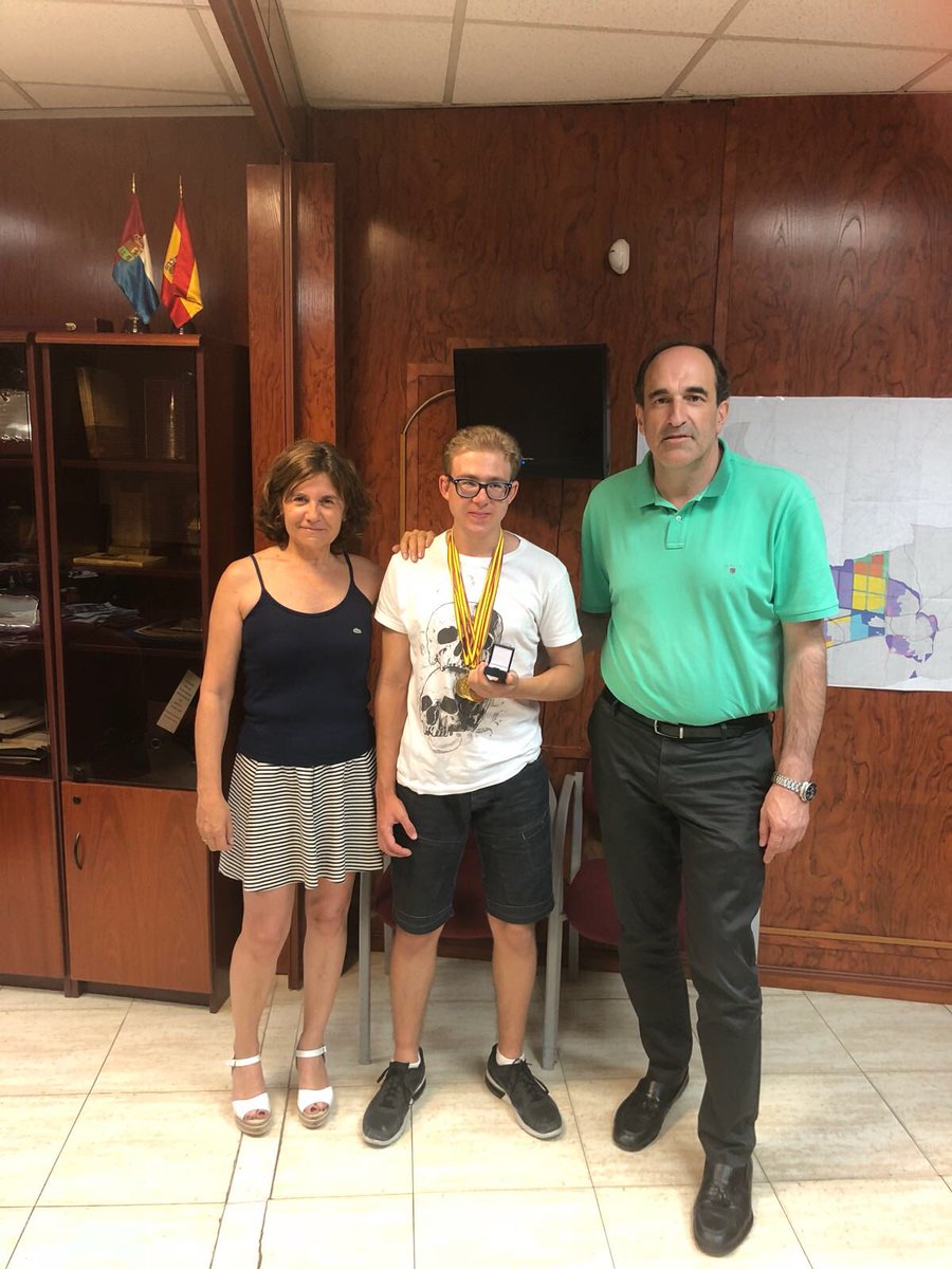 cesarpuebla7's tweet photo. Hoy hemos recibido a nuestro vecino Javier Madrigal Medalla de Oro en 400 m y 100 m y Plata en Longitud en el Campeonato de España para Deportistas Ciegos de Atletismo para Menores.
¡Enhorabuena Campeón!
#algete #atletismo https://t.co/oKU1JJCBx8