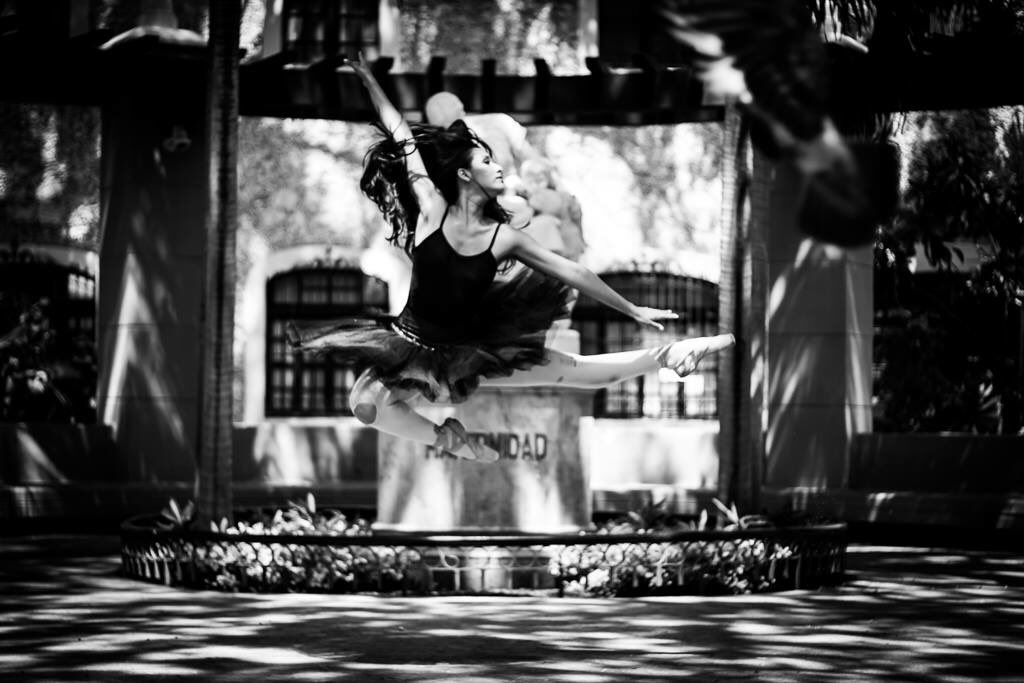 drissvicious's tweet photo. Se libre, siempre.  #photoshoot #photograghy #photooftheday #dancer #urbanphotography #blackandwhitephotography https://t.co/Sw0hXyHYMp