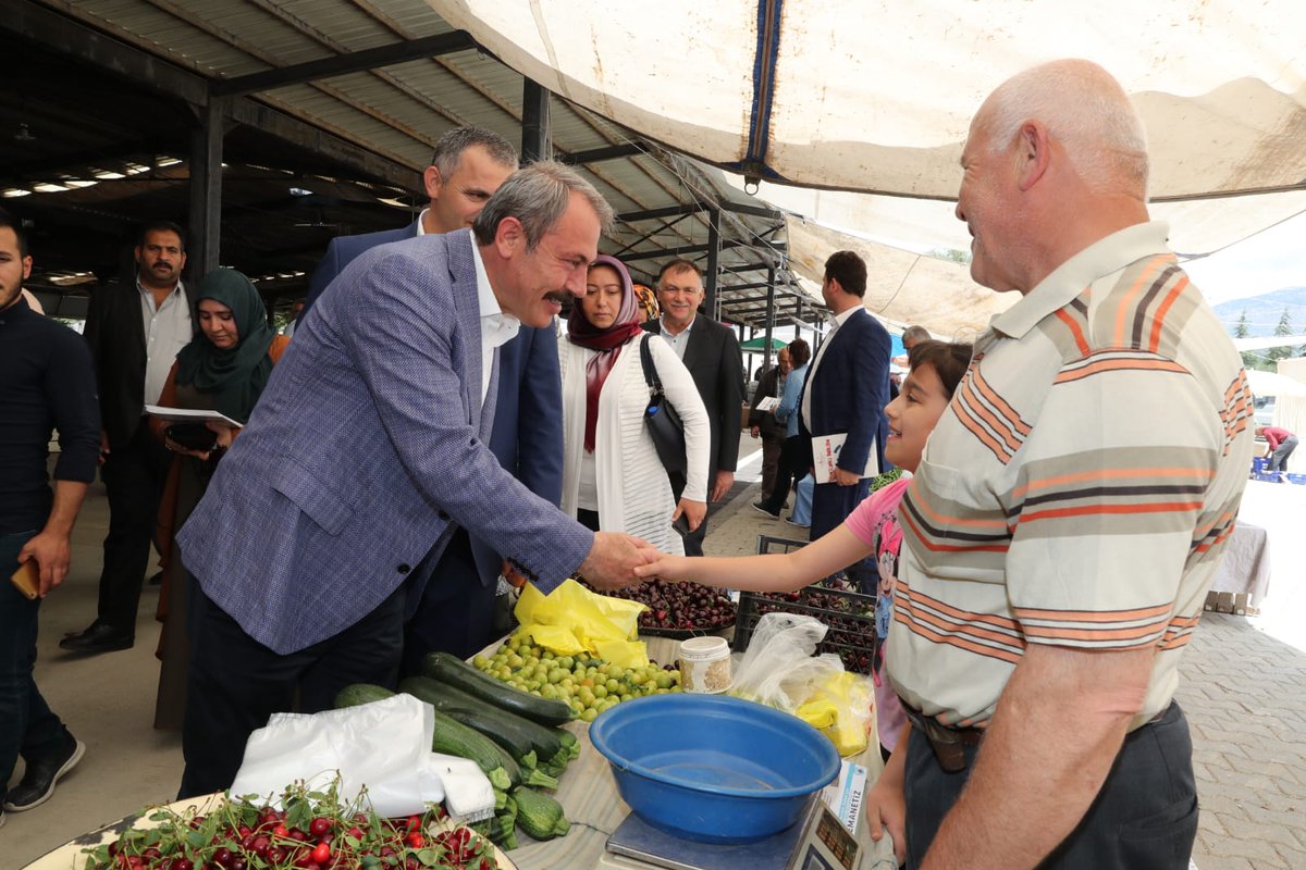 serakgnc's tweet photo. Milletvekilimiz Sayın Şahin Tin, ilçemizi ziyaret ederek halkımızla bir araya geldi. 
Tek tek halkımızla ilgilenen Milletvekilimiz ile ilçemizde esnaf ziyaretlerinde bulunduk.
#VakitBirlikOlmakVakti
@RT_Erdogan @sahin_tin @necipfiliz https://t.co/C7NAFX6Kku