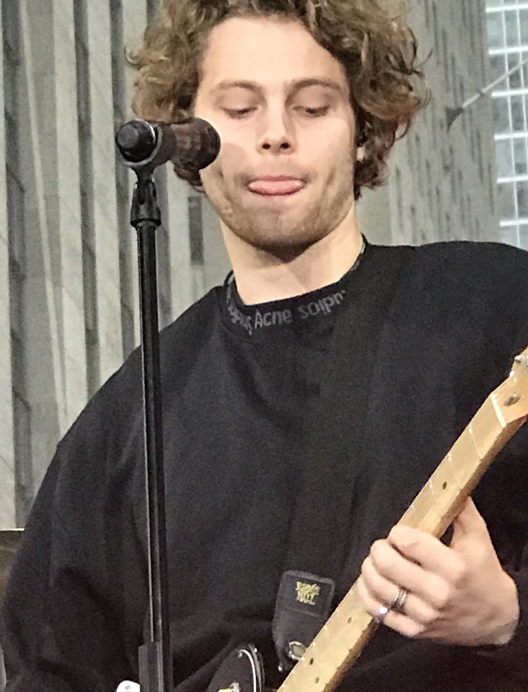 5SOSLAUP's tweet photo. LPM EL CABELLOOOOOO
YO SÉ QUE DIJE QUE QUERÍA QUE SE LO CORTARA PERO ES QUE NO PUEDO. 
YA EXTRAÑO LOS RULITOS OAZBSKBZZKNZ https://t.co/xTMHK18QTY