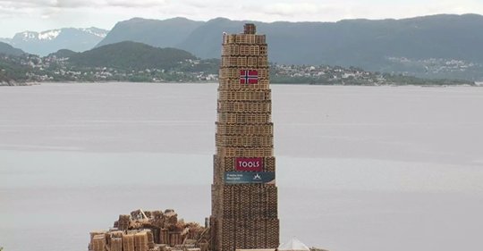 Imponerande og nervepirrande. Her kan du følge innspurten på bygginga av årets #Slinningsbål.  #jonsok #ålesund  
bit.ly/2Mdf6yC