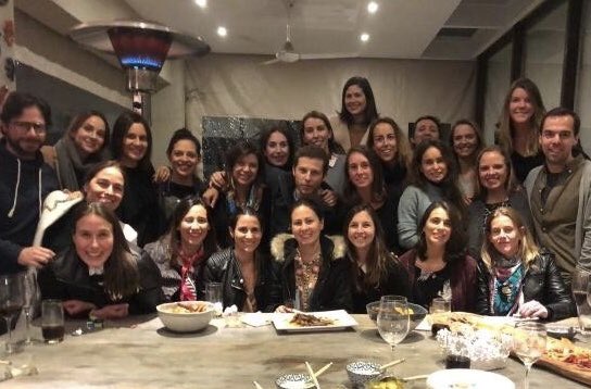 fcom_uandes's tweet photo. ¡14 años después de haber egresado de la universidad, la generación de periodistas del año 2004 se sigue reuniendo! 🎉👏🏻
Imagen enviada por el alumni: @BrankoKarlezi
#fcomuandes #FcomUandes25años @uandes #periodistas #irpormas #Alumni #AlumniFcom https://t.co/hDlqYzqKL8