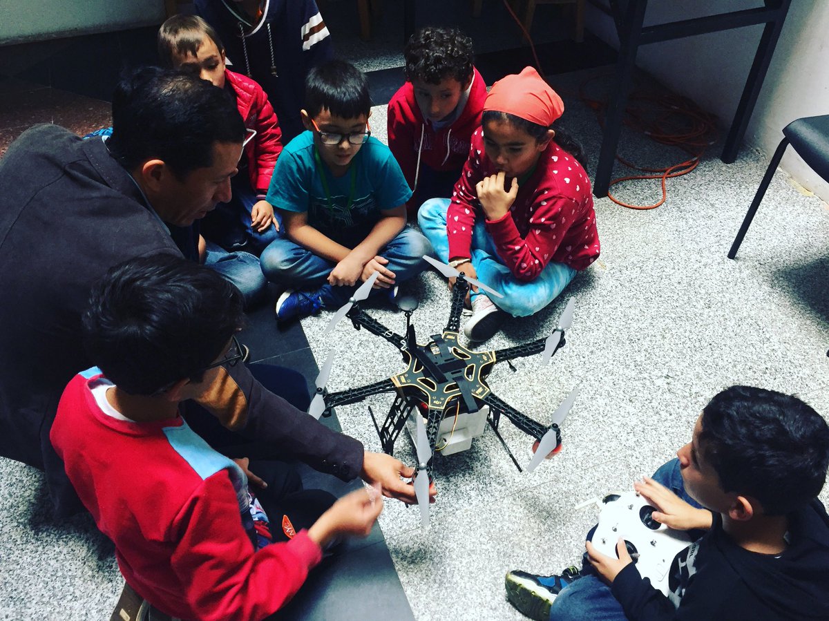 PIXIEMINDS's tweet photo. Finalizando nuestro primera semana de TECHCAMP de vacaciones con nuestro amigos de @vrtcolombia aprendiendo sobre drones! En @CapitalJCollege https://t.co/znB2quagM7