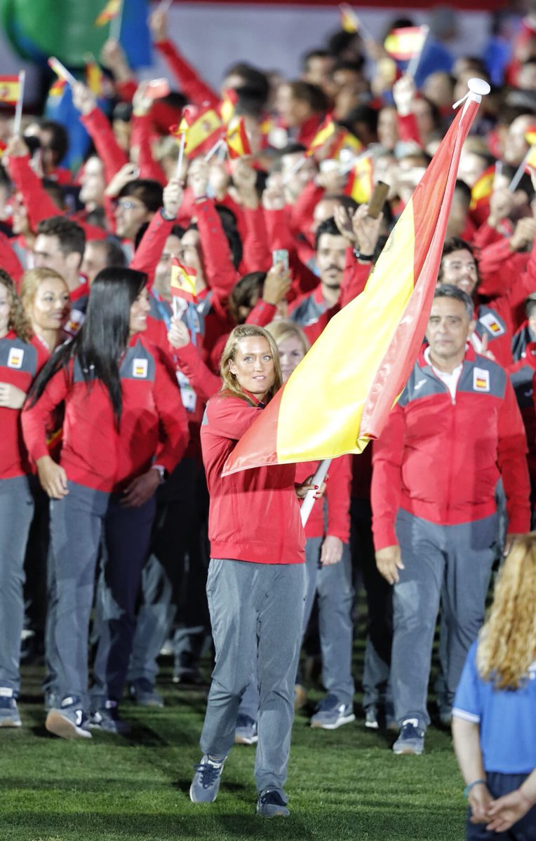 🇪🇸🏊🏼‍♀️Un orgullo ver a la nadadora @miss_belmont como abanderada de la  delegación española en los #JuegosdelMediterraneo 🇪🇸