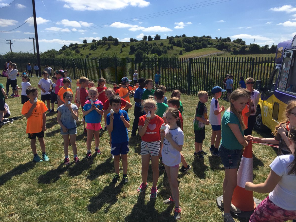 Imíonn an tuirse ach fanann an tairbhe! Gheibheann cos ar siúl rud éigin! fuair chuile duine fiú na múinteóirí uachtar reoite inniu ag an Lá Spóirt!