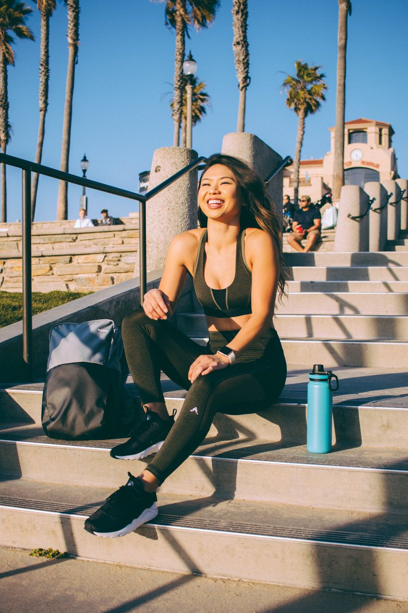 weareunderlash's tweet photo. Smile it’s Friday! Nothing better then wearing our courageous leggings and top! NEW RELEASES- link in bio https://t.co/UuY7weI0HK
