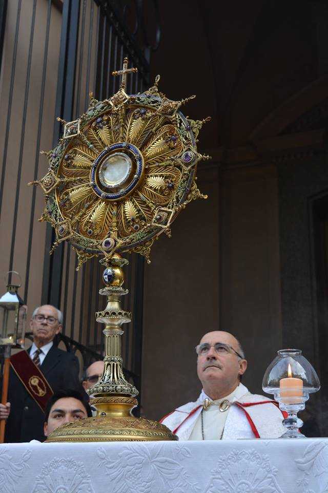 ICM_uy's tweet photo. ¡Miles de personas caminaron con Jesús por la Av. 18 de Julio! Así se vivió la procesión de Corpus Christi 👉 https://t.co/isxQAuIKr5 👣🙏 #Corpus2018 https://t.co/oF5KEQN3uO