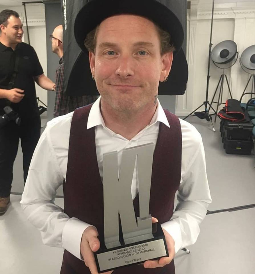 StoneSourLA's tweet photo. En la edición de los premios #Kerrang 2018 #Corey Taylor obtuvo el premio a “La Leyenda Kerrang”. A continuación, algunas fotos de la premiación - more: https://t.co/qxMMYBgBqv https://t.co/KpMdyEpDn0