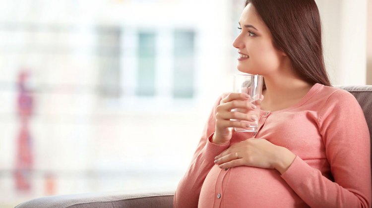 Кто пил беременной. Воды беременной женщины. Питье беременных. Беременные в воде.