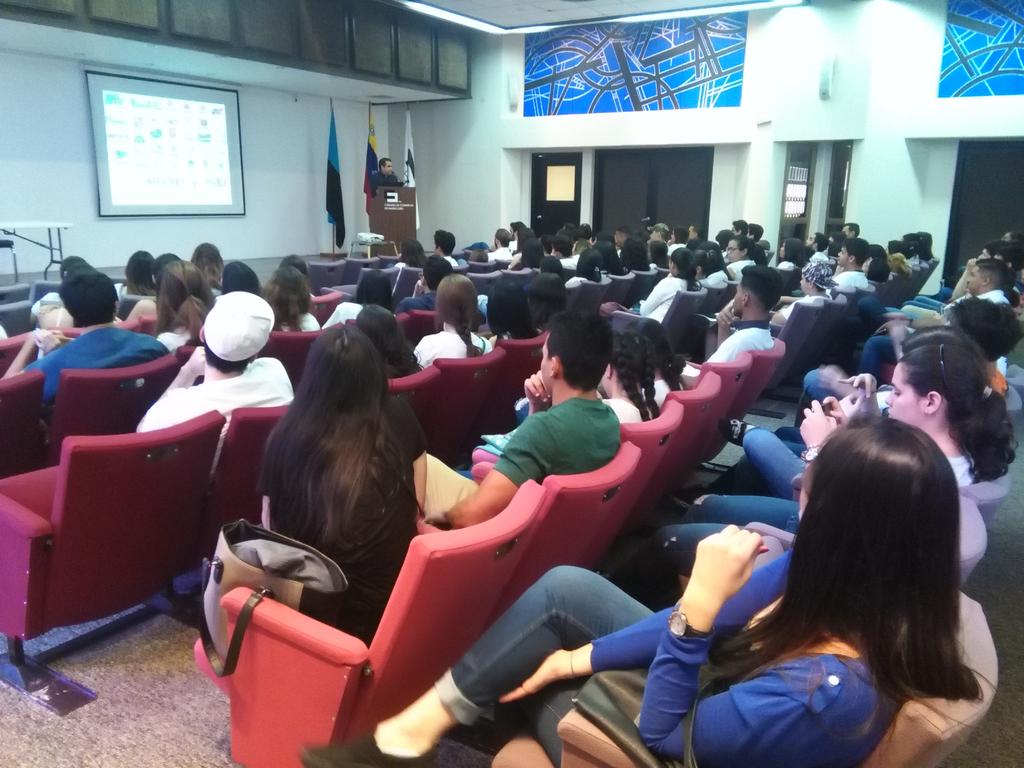 JorgeLGonzalezV's tweet photo. ¡Bienvenidos los nuevos voluntarios a la #EscuelaDeCiudadanos de la Fundación @mcboposible, jóvenes comprometidos y con la visión compartida de una gran metrópolis! Con nuestra actitud, valores y ejemplo, hagamos de #Maracaibo la ciudad que merecemos. https://t.co/cqnGpXj9wA