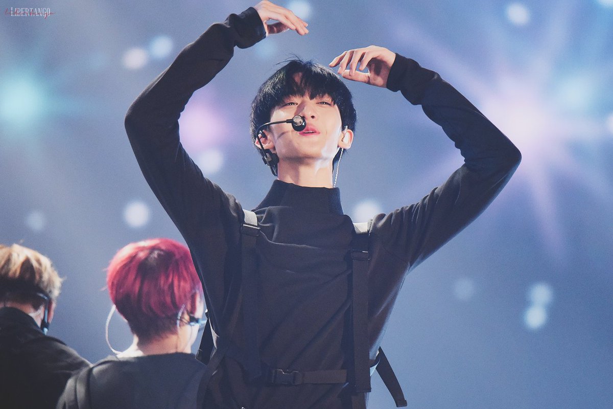I really love when Jinyoung's fansite uploaded 4 cuts of picture when Jinyoung threw heart to fans