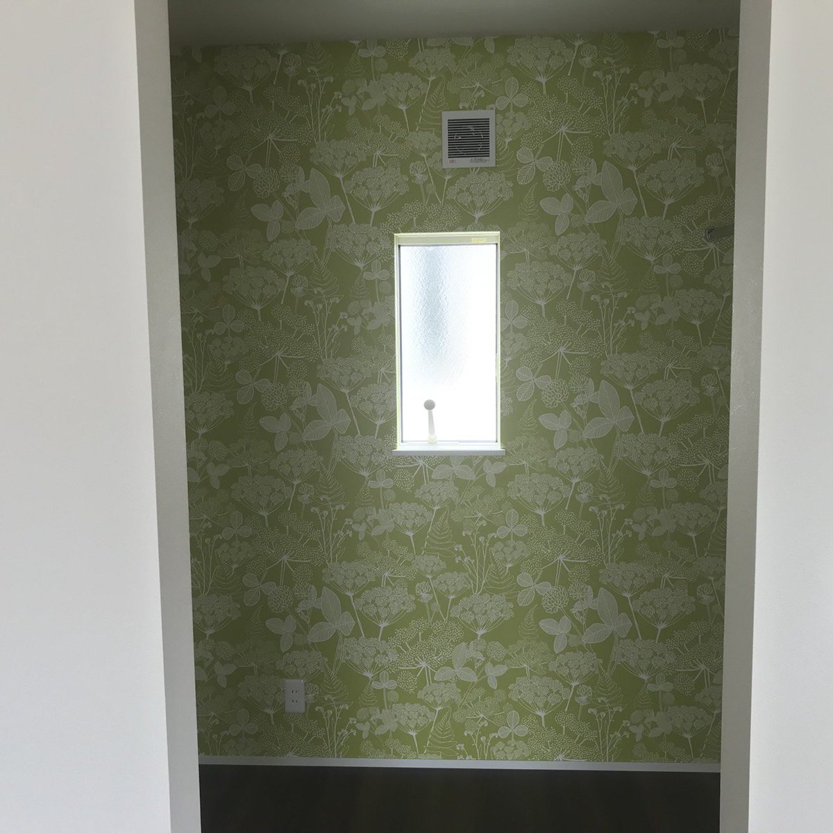 バウハウス株式会社浅井将太のつぶやき Twitterren Wicの壁紙が貼り終わりました 綺麗なグリーンで洋服選びが楽しくなりそう みんなはどんなクローゼットにする マイホーム 注文住宅 Wic クローゼット