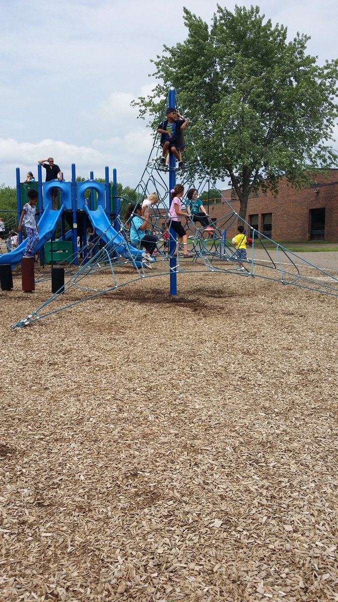 196yscamp's tweet photo. STEM Explorers enjoying recess! https://t.co/rjmsE2QZG4