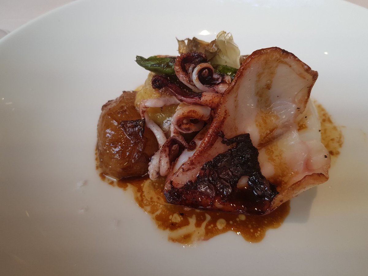 PhilippeRegol's tweet photo. @Mextizo_BCN La rica  cocina mestiza de #AdriánMarín (ex Drolma).Taco de lechón y su piel crujiente. Mar y montaña de calamar, pollo de corral y alcachofa. Rodaballo a la brasa con vinagreta de Getaria. https://t.co/wRIPOlO97m
