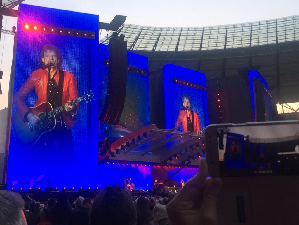 Mike Jagger: „Wir sind auf eurem neuen, großartigen Flughafen gelandet und er war komplett leer!“ Danach gabs Currywurst und Berliner Weiße #dpaReporter