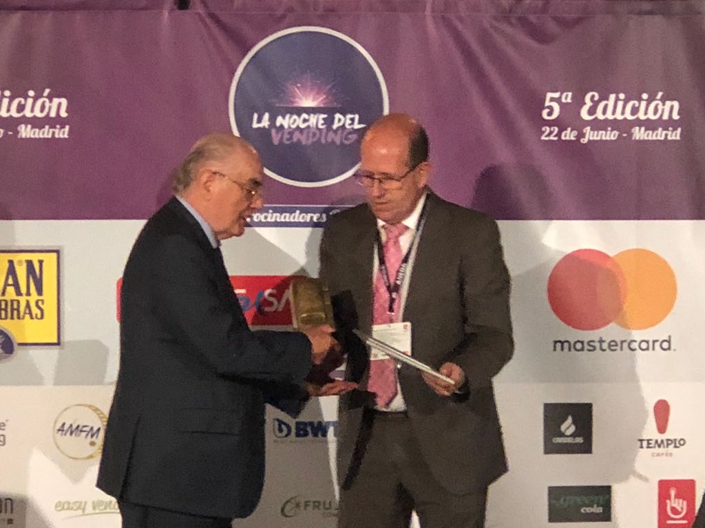 arbitrade_es's tweet photo. Alliance Vending premio @anedavending 2018 a la innovación, recoge el galardón nuestro presidente Xavier Arquerons, #orgullosísimos #lanochedelvending https://t.co/nn2nthl0ri
