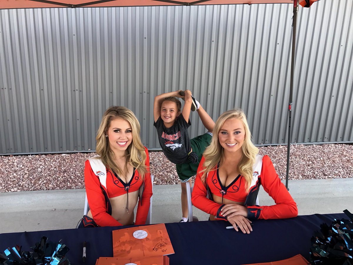 BroncosCheer's tweet image. It’s #FanFriday and the spotlight is on these little fans! 🧡#FutureBroncos #FutureDBC