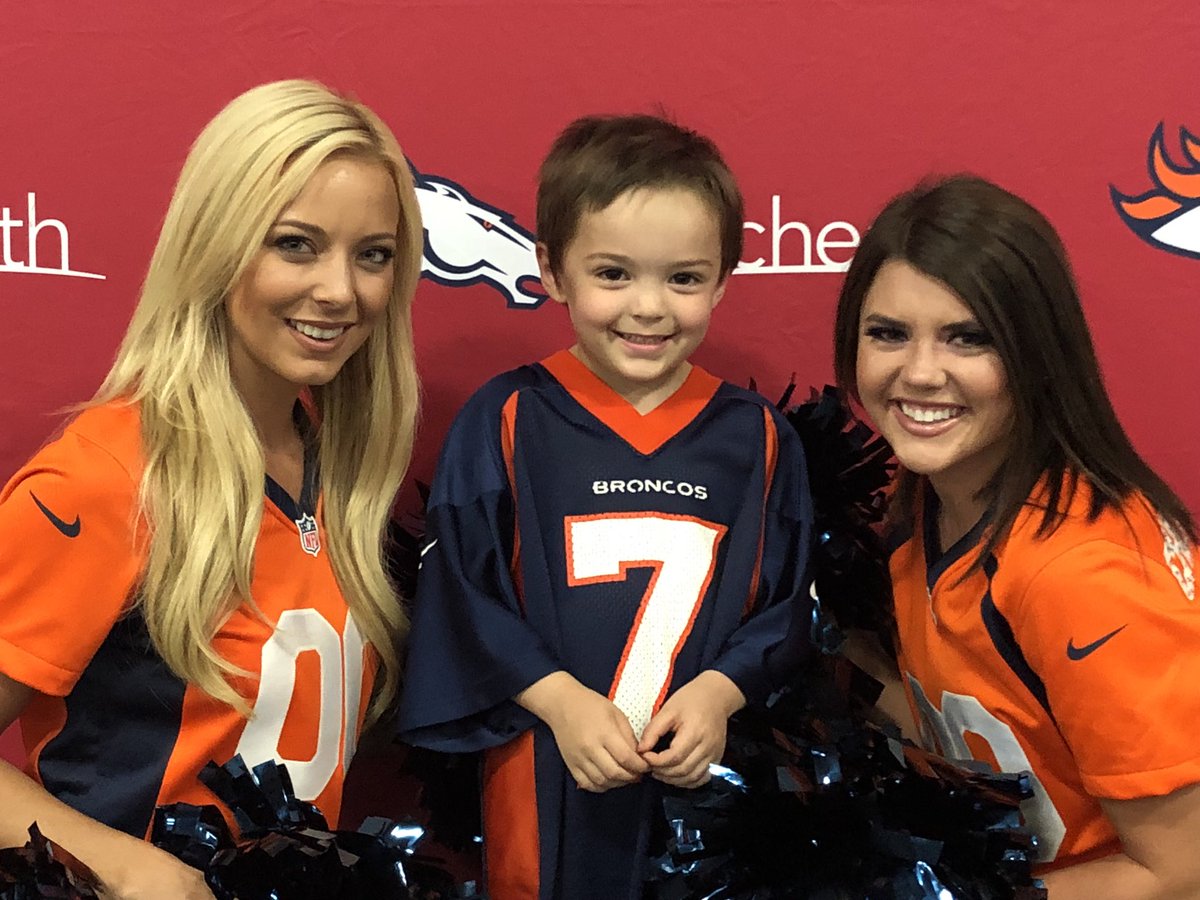 BroncosCheer's tweet image. It’s #FanFriday and the spotlight is on these little fans! 🧡#FutureBroncos #FutureDBC