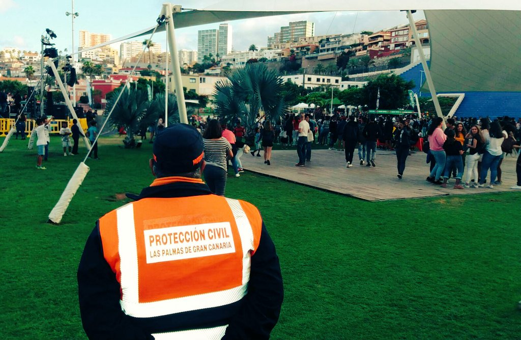 ProteCivilLPA's tweet photo. Esta noche en el parque del estadio Insular ha tenido lugar los conciertos de #MaterialdeContrabando y #ElVega @cervezatropical
#FiestasFundacionales
Con dispositivo preventivo de seguridad y emergencias de @ProteCivilLPA @PoliciaLPA @polprcanarias y #GrupoAmbulanciasAtlantico https://t.co/HwuGuPt4Xs