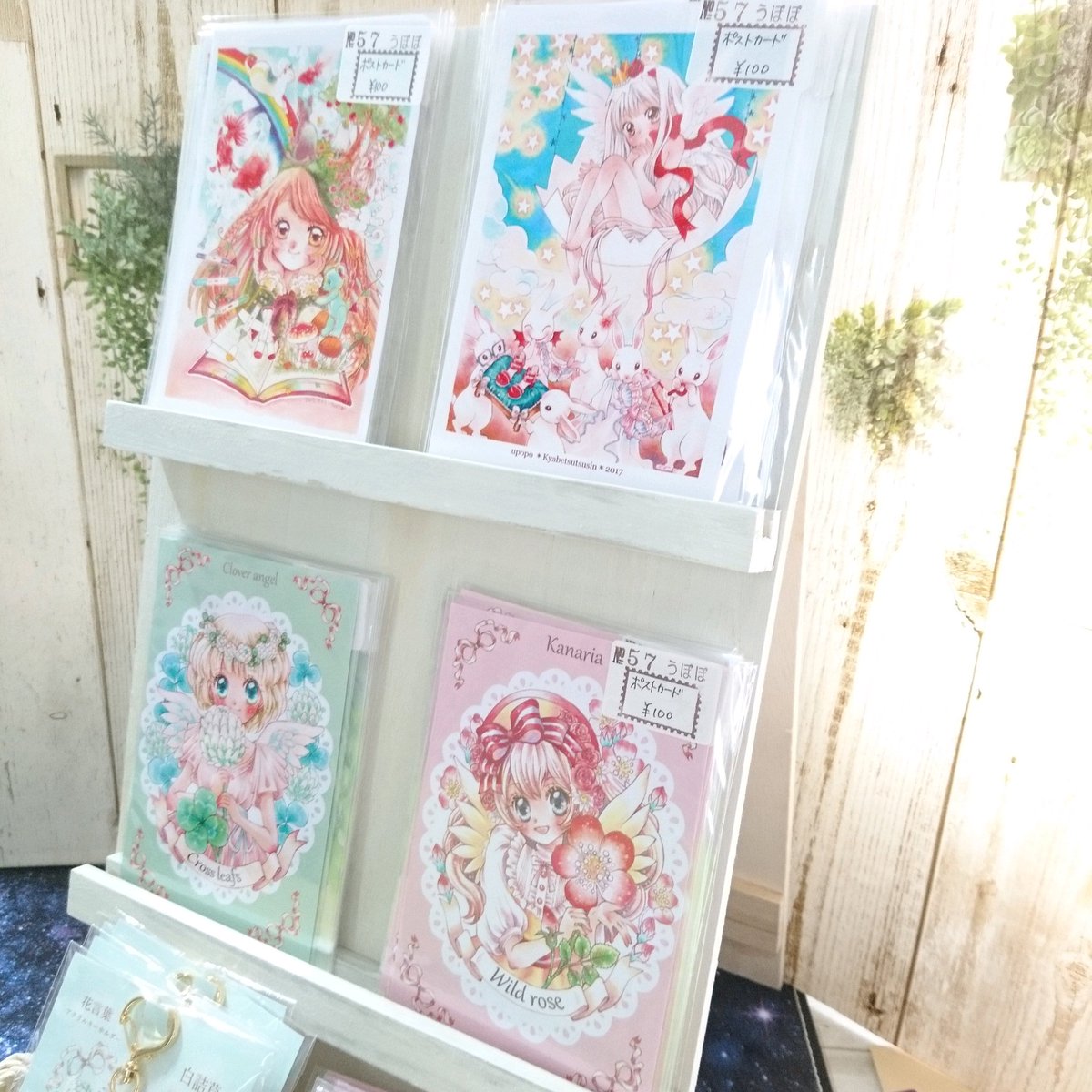 うぽぽ 小鳥遊 100均アイテムで什器メイク 素敵タグを見つけたので便乗 100均の木材を使ってポストカードスタンドを作りました ボンドで貼ったりネジで留めるだけ 折り畳めて軽い うぽぽ 小鳥遊 100均アイテムで什器メイク 素敵タグを見つけたので便乗 100均の木材を使ってポストカードスタンドを作りました ボンドで貼ったりネジで留めるだけ 折り畳めて軽い