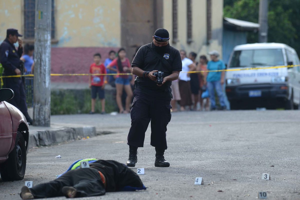 #ElSalvador Un hombre fue asesinado la tarde de este viernes en la calle Tamarindo entre las colonias San Judas y Los Ángeles en San Salvador. Fotos: J. Reyes