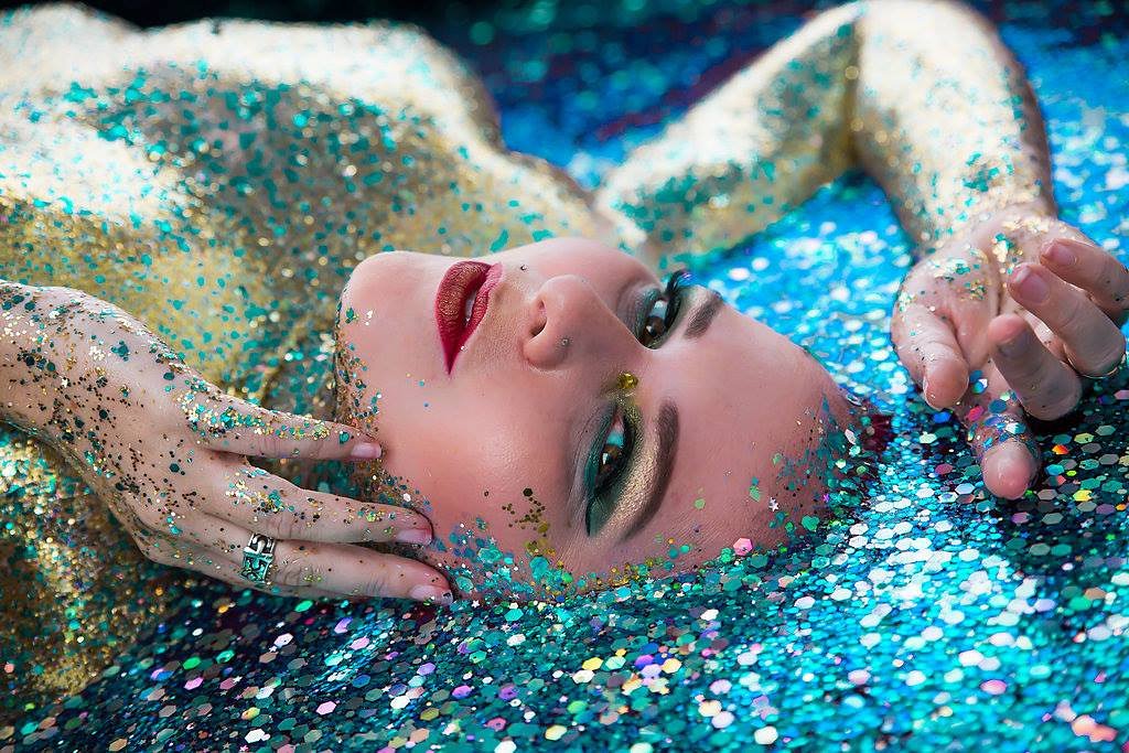 RockabillyRoxie's tweet photo. I want your eyes to light up when you see me the way my heart does when I see you. Photo by Wild Artistry Photography.
#RockabillyRoxie #thepinupofpyro #pinupofpyro #Geekgoddess #mygeekgoddess #glitter #glitterbath #glittertits #galaxy #glittergoddess #thiccgeeks #thicc #geek https://t.co/90xlTAoVTX