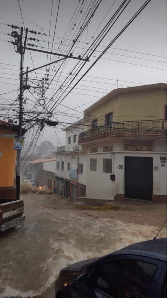 MERIDAANONYMOUS's tweet photo. LO ÚLTIMO | EN DESARROLLO | Urgente..primeras fotos de la situación causada por las lluvias en #Tovar..Foto Ellio Rondón..#22Jun..6:30pm https://t.co/GDpRLwecnr