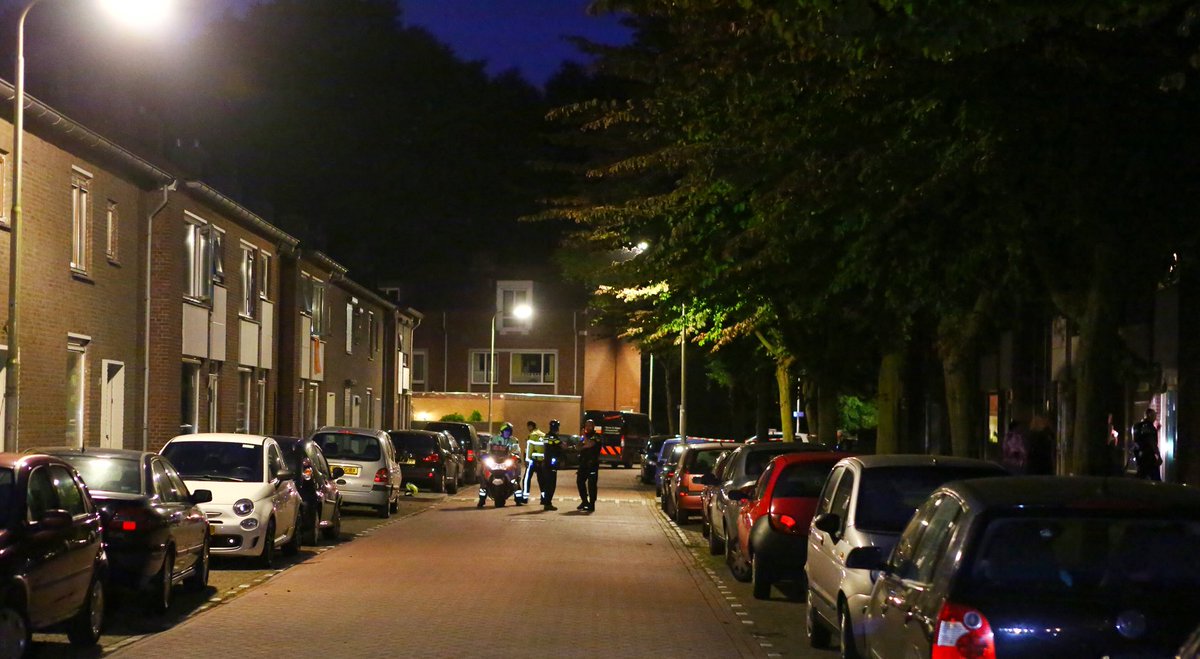 FH_MultiMedia's tweet photo. de politie is een onderzoek gestart op drie plaatsen omgeving #vanlimburgstirumlaan #tilburg ivm een geweldsincident. Mogelijk gebruik van een wapen. Er zijn 6 mensen aangehouden. Aangiftes worden opgenomen en recherche is ter plaatse. foto (C) https://t.co/EZbcYHjAcH