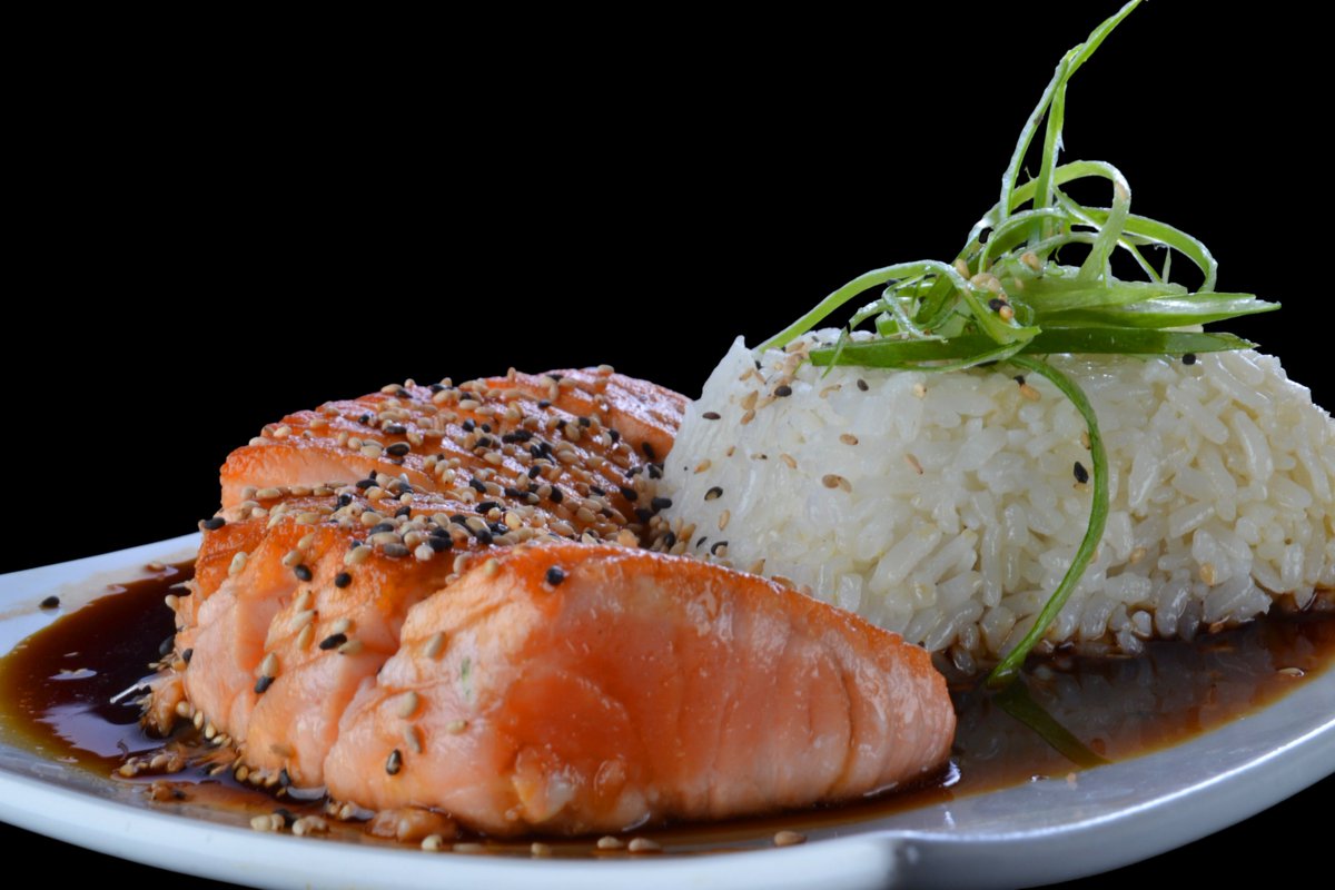 japonya's tweet photo. Para la previa del viernes en la noche, nada como un salmón teriyaki https://t.co/xHywa7o4OF