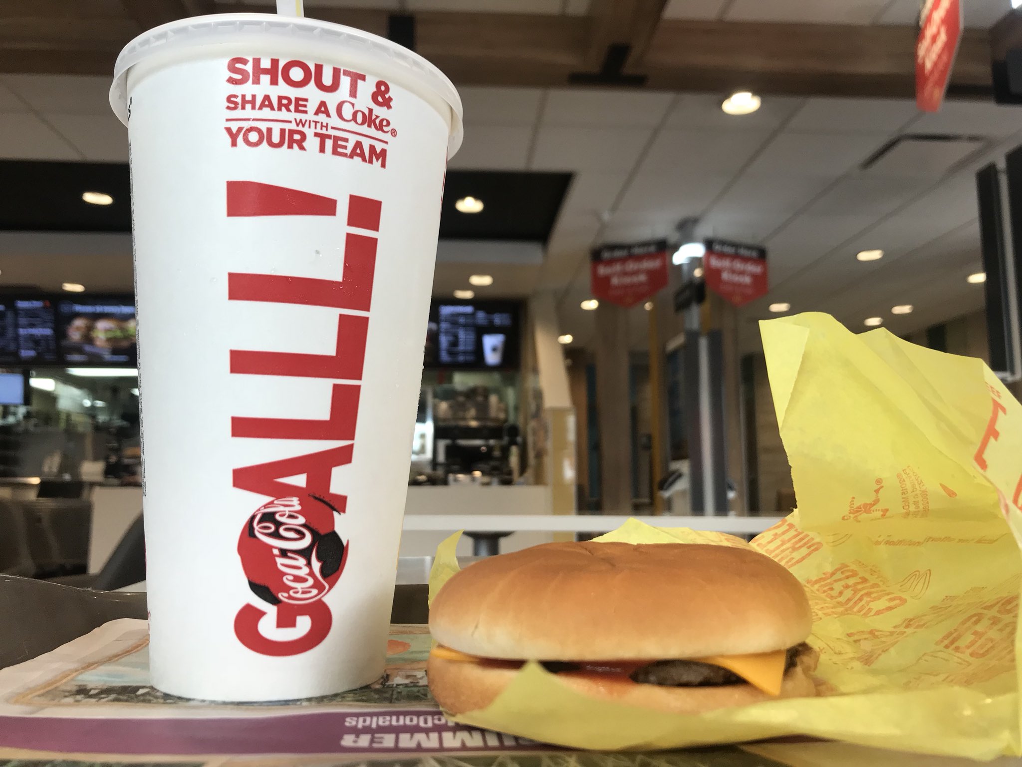 𝑷𝒆𝒕𝒆𝒓 Twitter પર みんな気になるアメリカマクドナルドのドリンクサイズ Lサイズがsサイズと同じ1ドルで頼めるのだ 1 3リットルで なんとお代わりし放題 デブ道まっしぐらだね