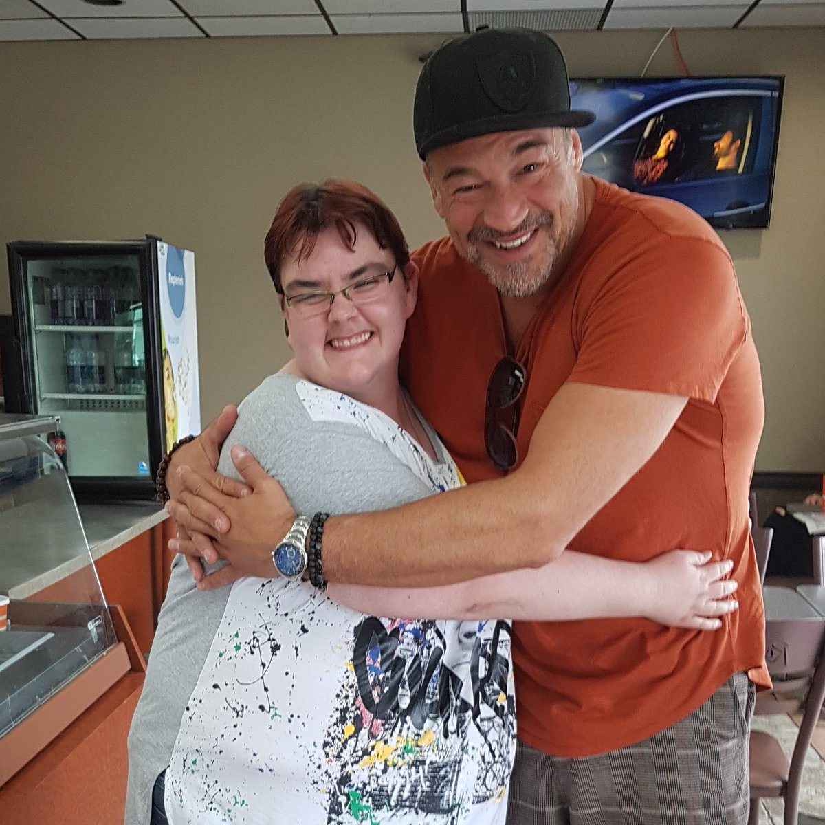 rainbow_brite06's tweet photo. I am so thankful to @belleofva for gifting me the painting @kneelforloki (@ArtbyLowri) did to raise money for Luke! @YellowHeartPics 

I've got my very own autograph from  @alekspaun! Yay! #MyTwitterBestieIsSoTalented #IHaveAwesomeFriends https://t.co/7LOcCqI7Yt