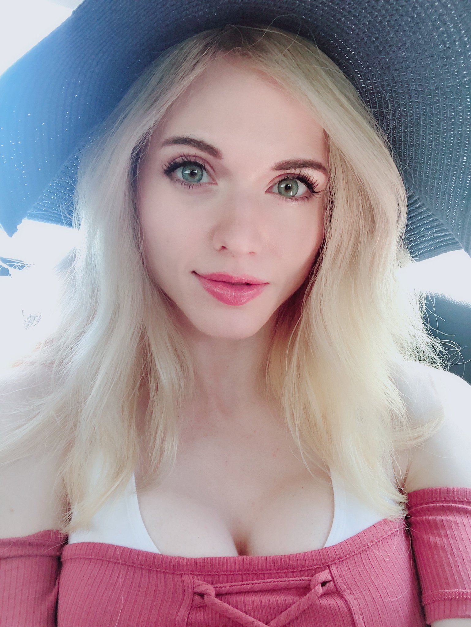 Twitter 上 的 Amouranth 