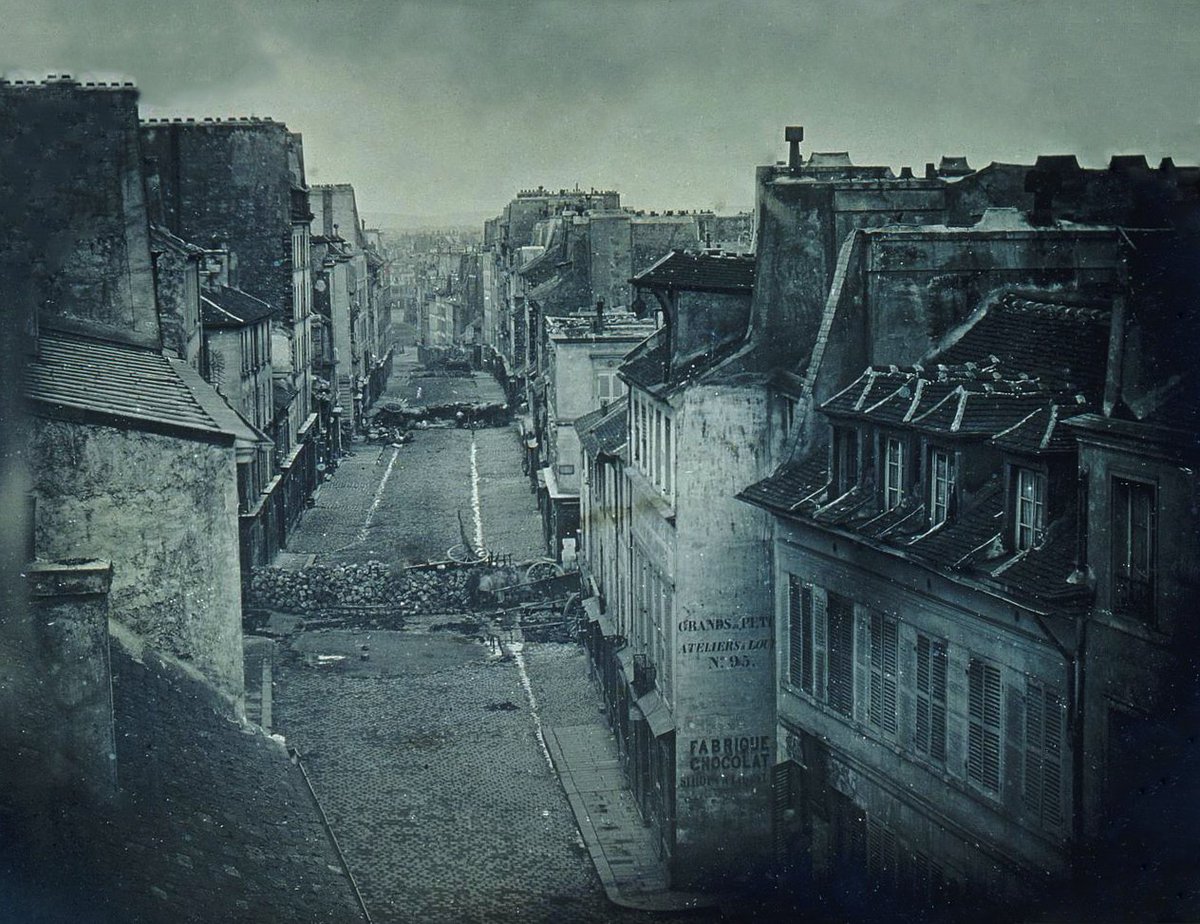 Rue Saint-Maur üzerindeki barikatların meşhur fotoğrafını da paylaşayım yeri gelmişken. İlk fotomuhabirlik örneği olarak da adlandırılıyor bu fotoğraf kimi kaynaklarda.