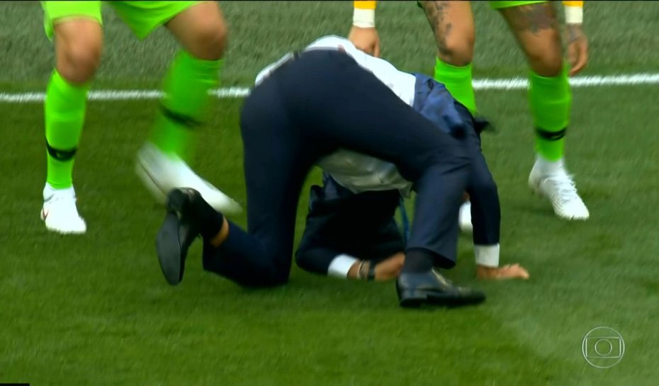 heyleandrobach's tweet photo. TITE TÉCNICO DA SELEÇÃO BRASILEIRA LEVA QUEDA E VIRA MEME NA INTERNET CONFIRA O VÍDEO NO BLOG: https://t.co/aU3HanhKIt #copa2018 #neymarjr #MemesDaCopa #meme https://t.co/c0APz5hy8a