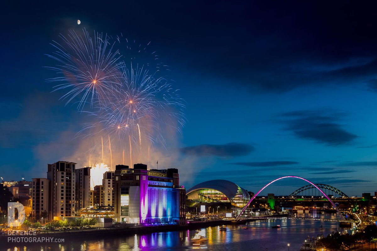 DefencePhoto's tweet photo. Lighting up some of our favourite places! @getnorth2018 @HMSExample #HMSCalliope @RoyalNavy @balticmill @Sage_Gateshead @altweet_pet @DCMS #NewcastleGateshead #GetNorth2018 https://t.co/HE0GrdGFIr
