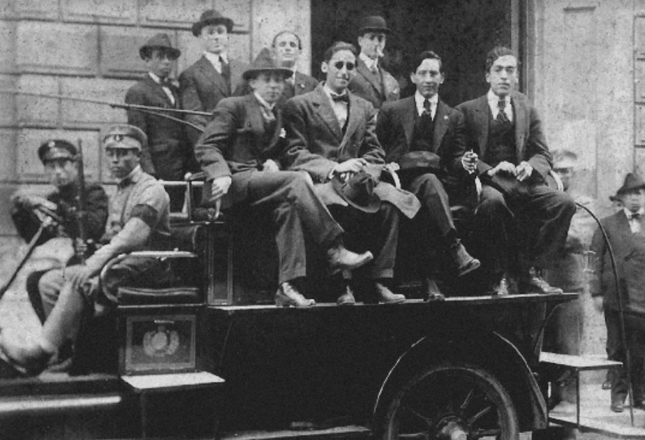 <a href="/LanteriRU/">Julieta Lanteri</a> <a href="/ProsperinaRU/">Prosperina Paravan</a> Dentro de todo, bastante bien. Los comisarios hasta son paternales con nosotros, también los vigilantes. Solamente el escuadrón de seguridad nos persigue de modo tenaz y a sablazo limpio. Pero porque les gritamos "¡Cosacos!" y se vuelven locos #100ReformaUniversitaria