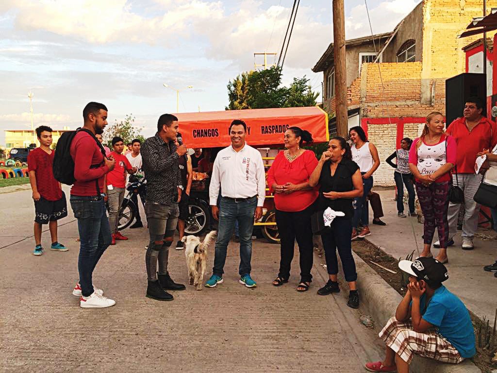 yanez_arturo's tweet photo. Muy emotivo encuentro con vecinos del fraccionamiento San Luis ¡Gracias por su valioso apoyo! #VotaYAñez https://t.co/g0ayuvZcUU